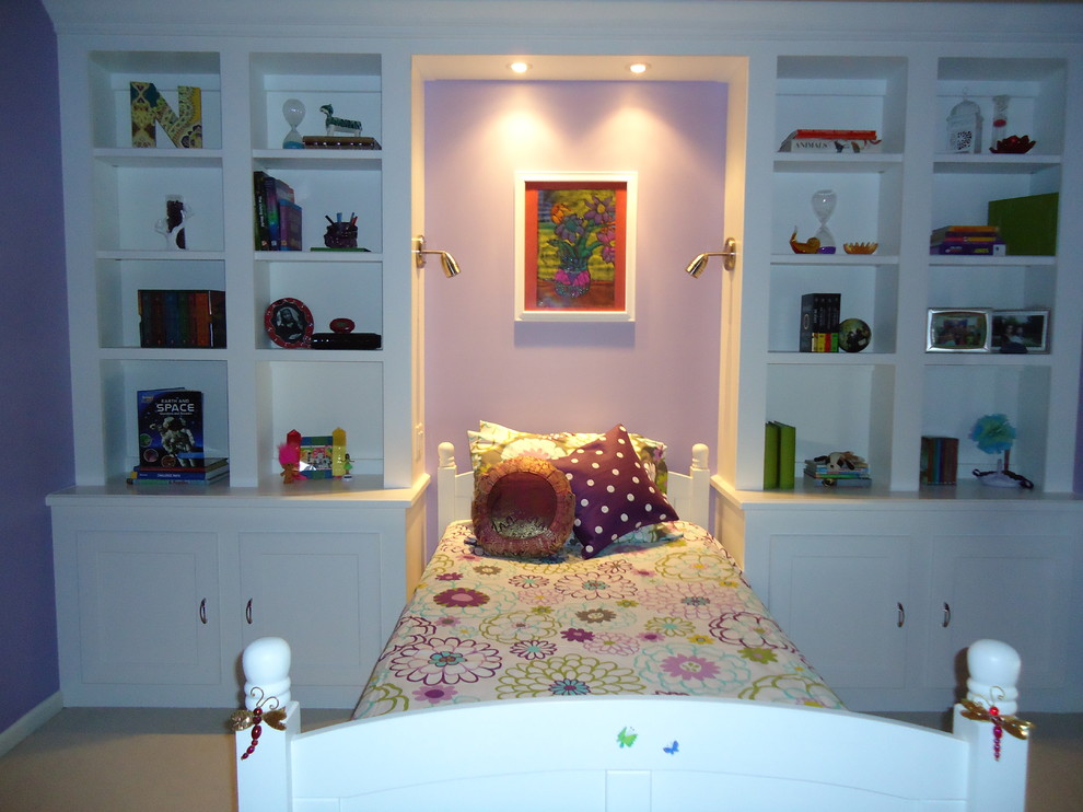Cette image montre une chambre d'enfant bohème.