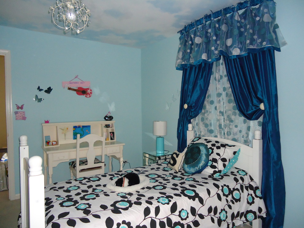 Cette photo montre une chambre d'enfant de 4 à 10 ans éclectique de taille moyenne avec un mur bleu et moquette.