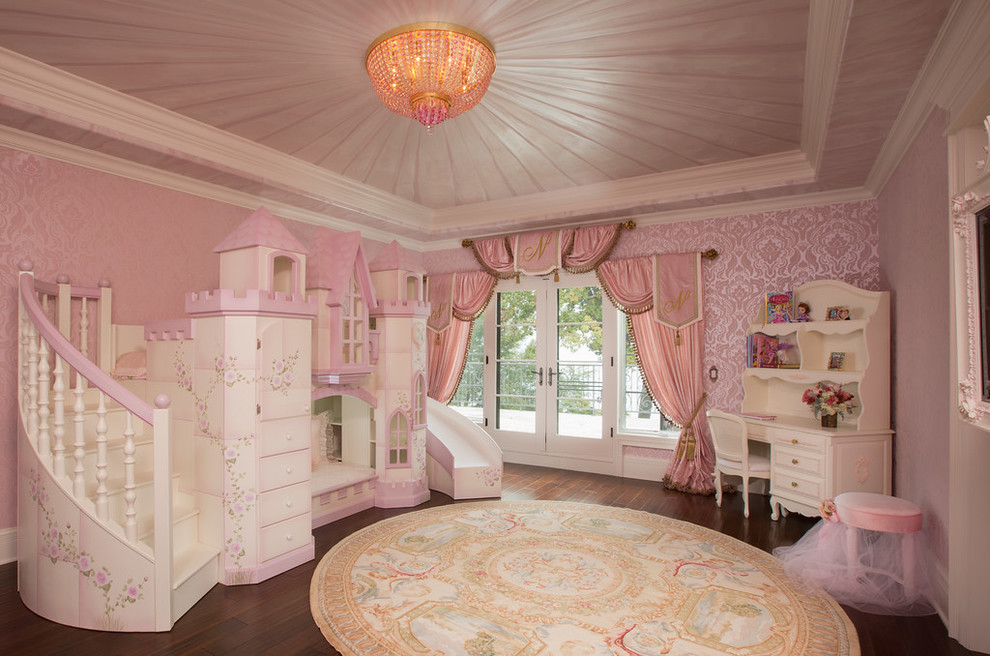 Modelo de dormitorio infantil clásico renovado con suelo de madera oscura y paredes multicolor
