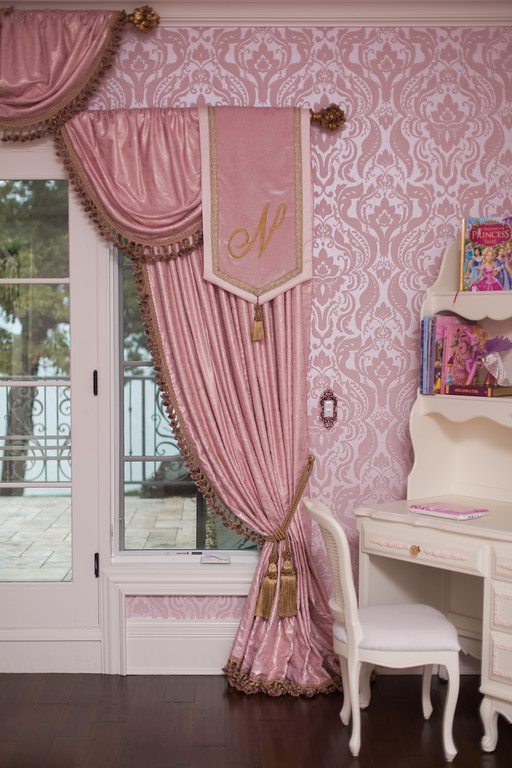 Idéer för ett klassiskt flickrum kombinerat med sovrum, med rosa väggar och mörkt trägolv
