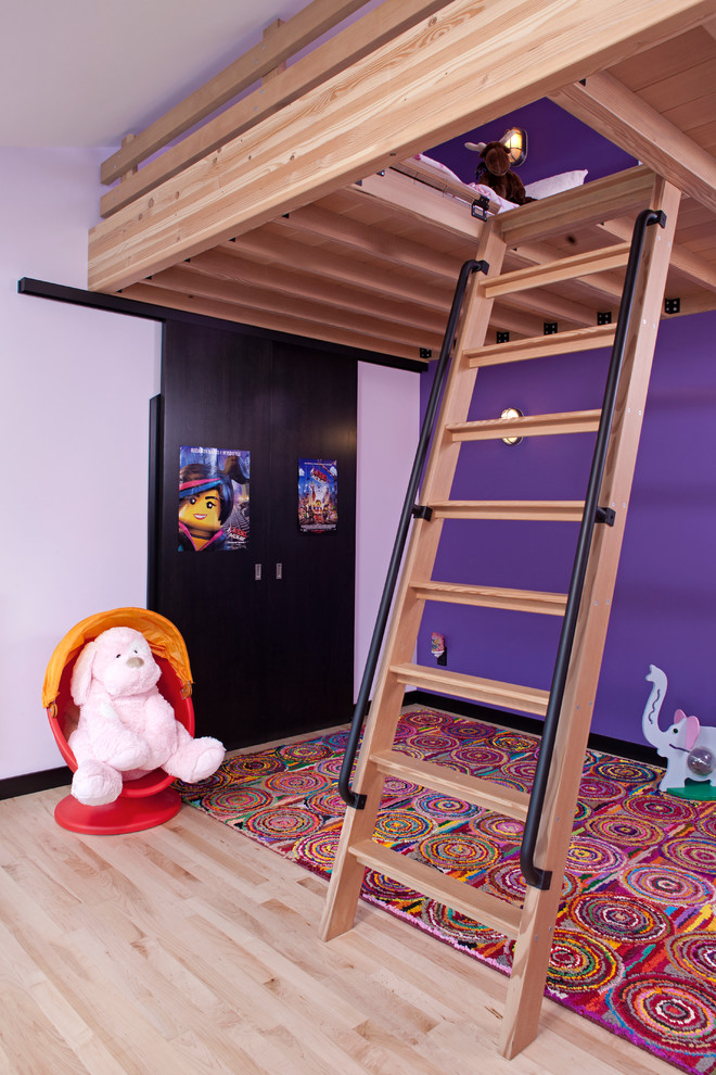 Свежая идея для дизайна: нейтральная детская с игровой в современном стиле с фиолетовыми стенами и светлым паркетным полом для ребенка от 4 до 10 лет - отличное фото интерьера