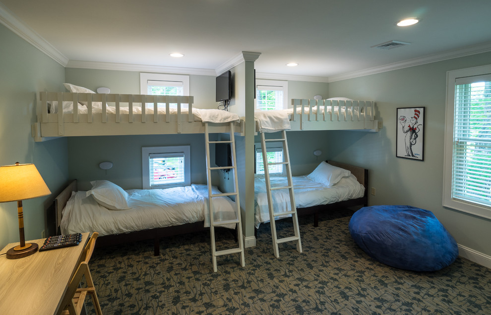 Großes, Neutrales Rustikales Kinderzimmer mit Schlafplatz, grüner Wandfarbe, Teppichboden und buntem Boden in Portland Maine