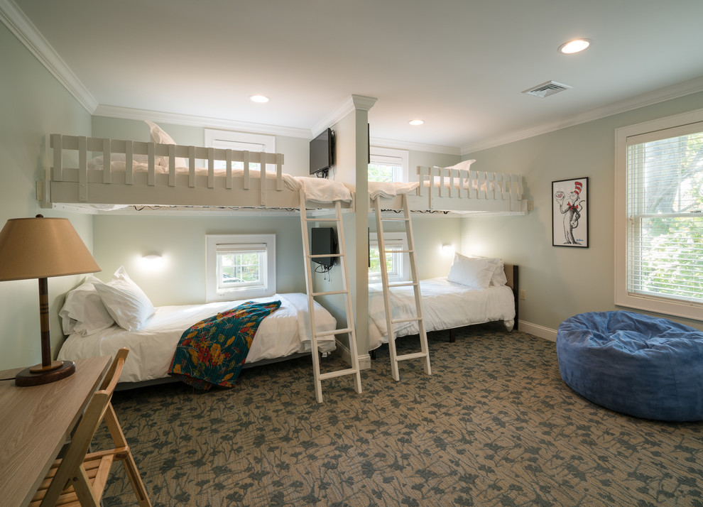 Mittelgroßes, Neutrales Rustikales Kinderzimmer mit Schlafplatz, blauer Wandfarbe, Teppichboden und buntem Boden in Boston