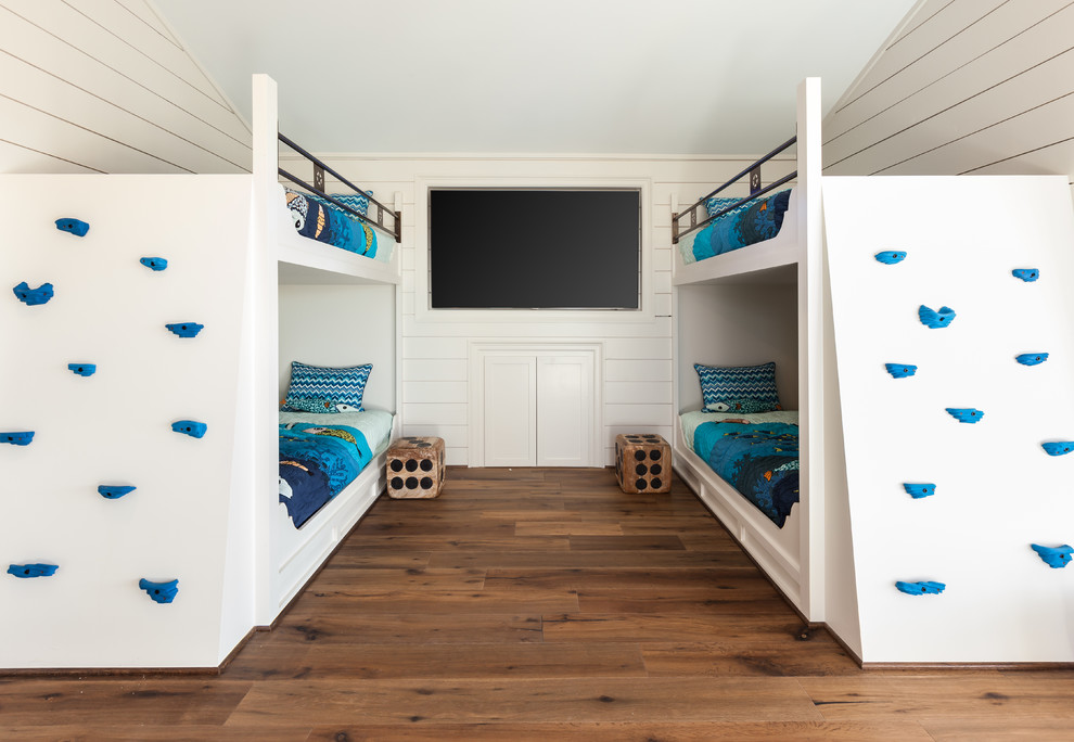 На фото: нейтральная детская в морском стиле с спальным местом, белыми стенами, паркетным полом среднего тона и синим полом для двоих детей