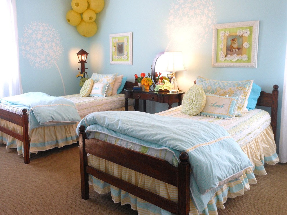 Inredning av ett klassiskt flickrum kombinerat med sovrum och för 4-10-åringar, med blå väggar och heltäckningsmatta
