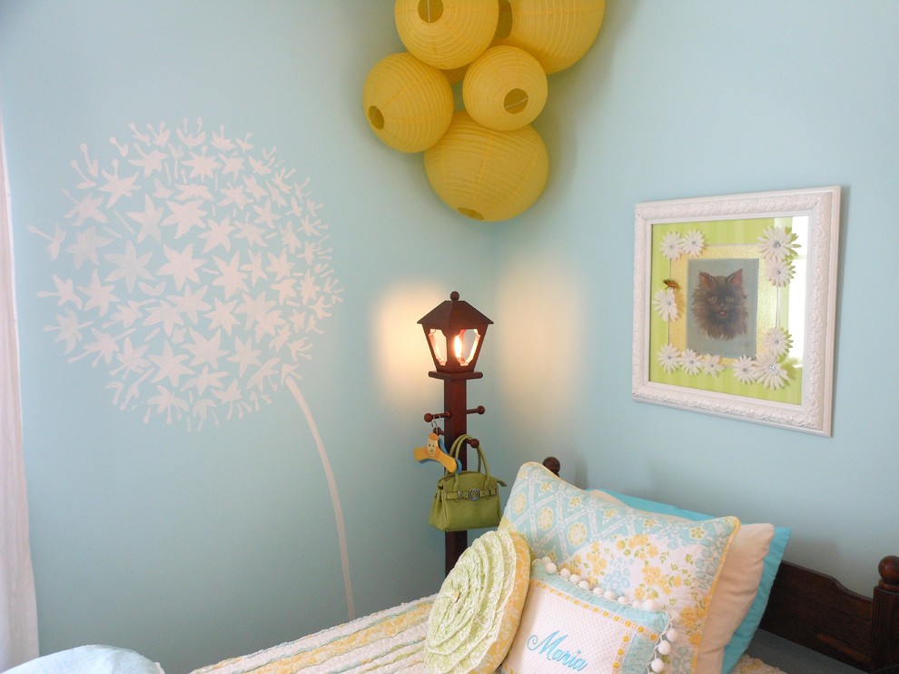 Idée de décoration pour une chambre d'enfant tradition avec un mur bleu.