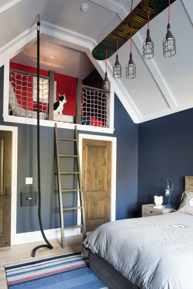 Imagen de dormitorio infantil marinero con paredes azules, suelo de madera clara y suelo beige