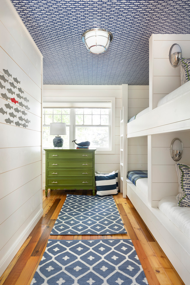 Idées déco pour une chambre d'enfant de 4 à 10 ans bord de mer avec un mur blanc, un sol en bois brun, un lit superposé et un plafond en papier peint.