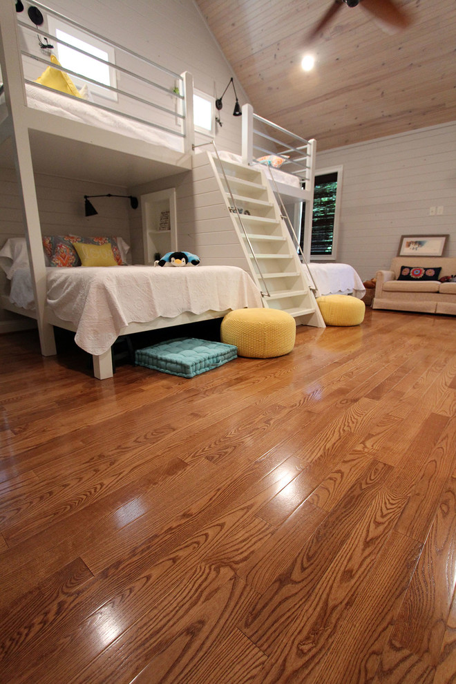 Ejemplo de dormitorio infantil de estilo de casa de campo con suelo de madera clara