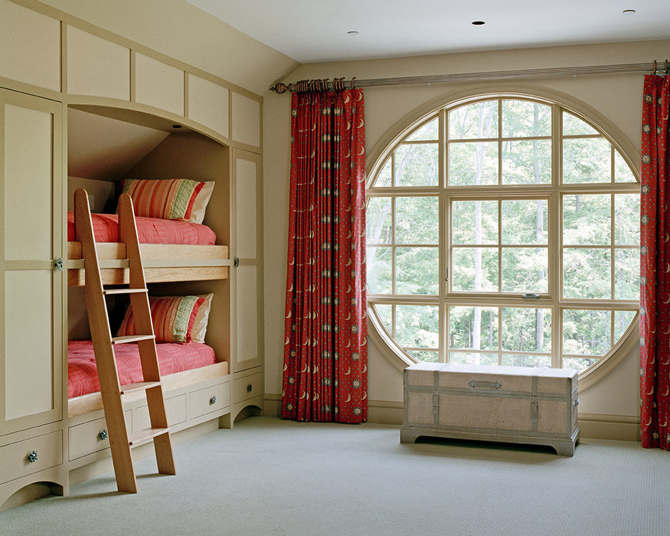 Ejemplo de dormitorio infantil de 4 a 10 años tradicional renovado de tamaño medio con paredes beige, moqueta y suelo gris