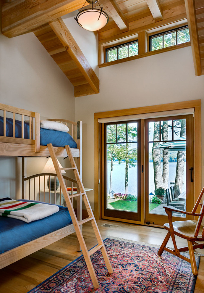 Idées déco pour une chambre d'enfant montagne avec un mur blanc et un sol en bois brun.