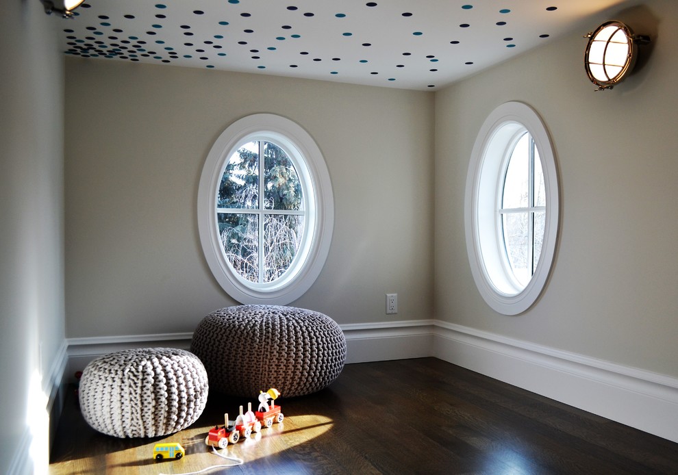 Idée de décoration pour une chambre d'enfant de 1 à 3 ans tradition de taille moyenne avec un mur beige, parquet foncé et un sol marron.
