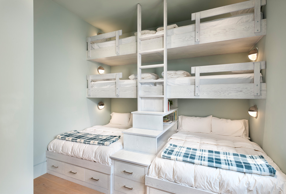 他の地域にあるラスティックスタイルのおしゃれな子供部屋 (グレーの壁、無垢フローリング、茶色い床、二段ベッド) の写真