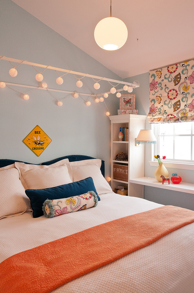 На фото: маленькая детская в стиле фьюжн с спальным местом, синими стенами и ковровым покрытием для на участке и в саду, подростка, девочки