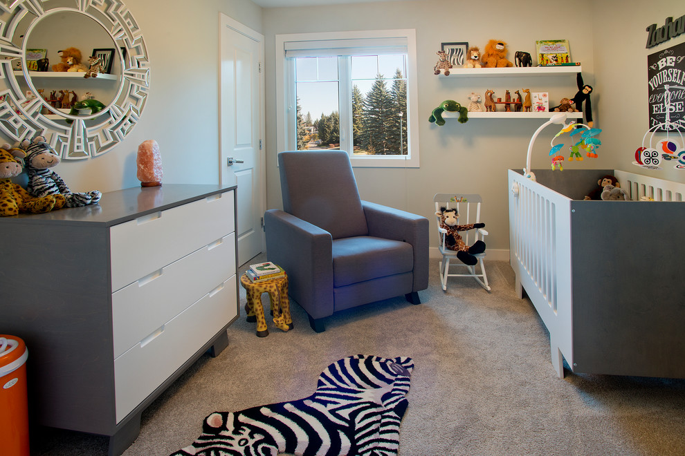 Foto di una cameretta per bambini da 1 a 3 anni tradizionale di medie dimensioni con pareti beige e moquette