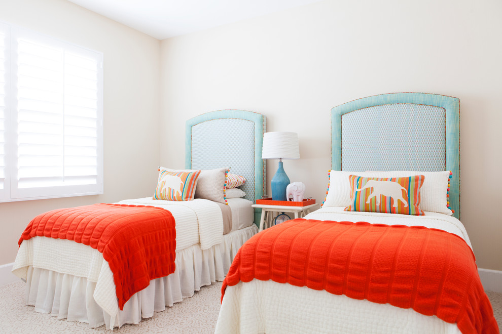 Mediterranes Kinderzimmer mit Schlafplatz, weißer Wandfarbe und Teppichboden in Orange County