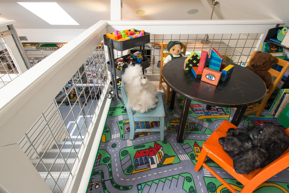 Neutrales Stilmix Kinderzimmer mit Spielecke, weißer Wandfarbe, gebeiztem Holzboden und buntem Boden in Dallas