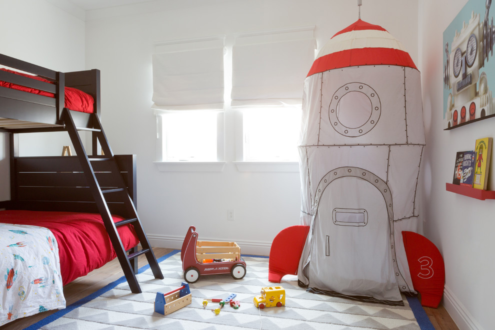 Пример оригинального дизайна: детская в стиле неоклассика (современная классика) с спальным местом, белыми стенами и паркетным полом среднего тона для ребенка от 1 до 3 лет, мальчика, двоих детей