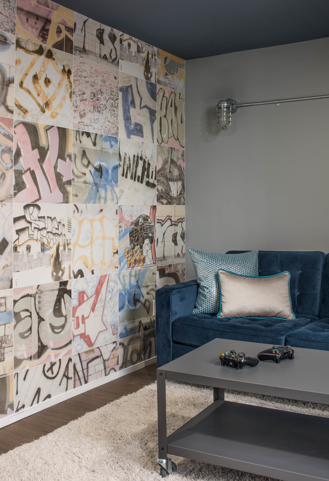 Großes, Neutrales Industrial Jugendzimmer mit Spielecke, grauer Wandfarbe und braunem Holzboden in Toronto