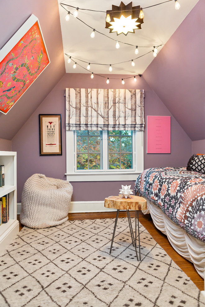 На фото: детская в стиле фьюжн с спальным местом, фиолетовыми стенами, паркетным полом среднего тона и коричневым полом