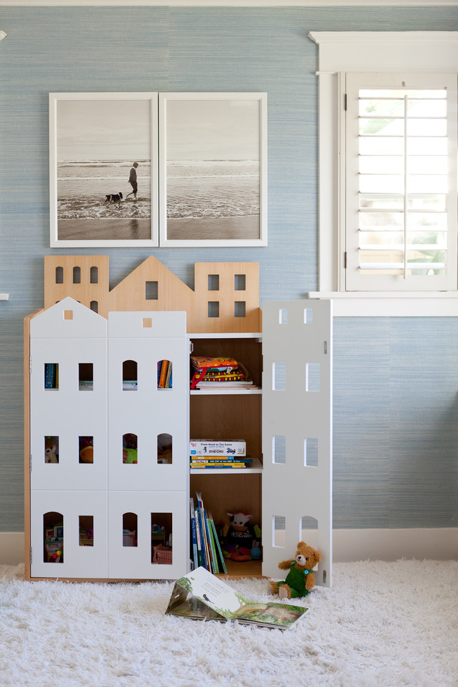 Aménagement d'une grande chambre d'enfant classique avec un mur bleu et moquette.