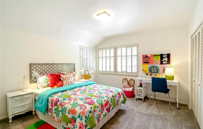 На фото: детская среднего размера в стиле неоклассика (современная классика) с спальным местом, белыми стенами и ковровым покрытием для подростка, девочки