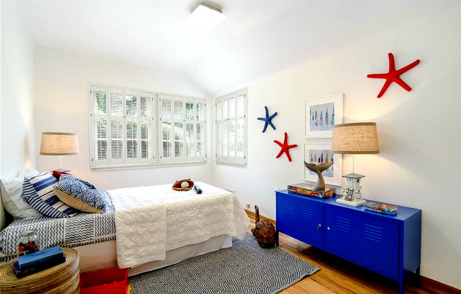 Klassisk inredning av ett mellanstort pojkrum kombinerat med sovrum och för 4-10-åringar, med vita väggar och mellanmörkt trägolv