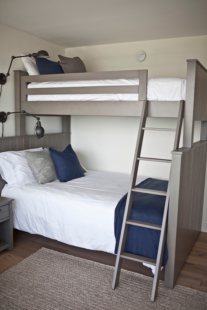 Idéer för ett mellanstort modernt barnrum kombinerat med sovrum, med vita väggar och ljust trägolv
