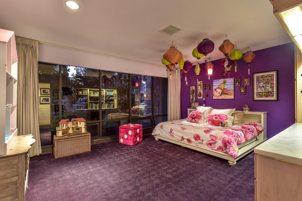 Пример оригинального дизайна: детская среднего размера в стиле ретро с спальным местом, фиолетовыми стенами, ковровым покрытием и фиолетовым полом для ребенка от 4 до 10 лет, девочки