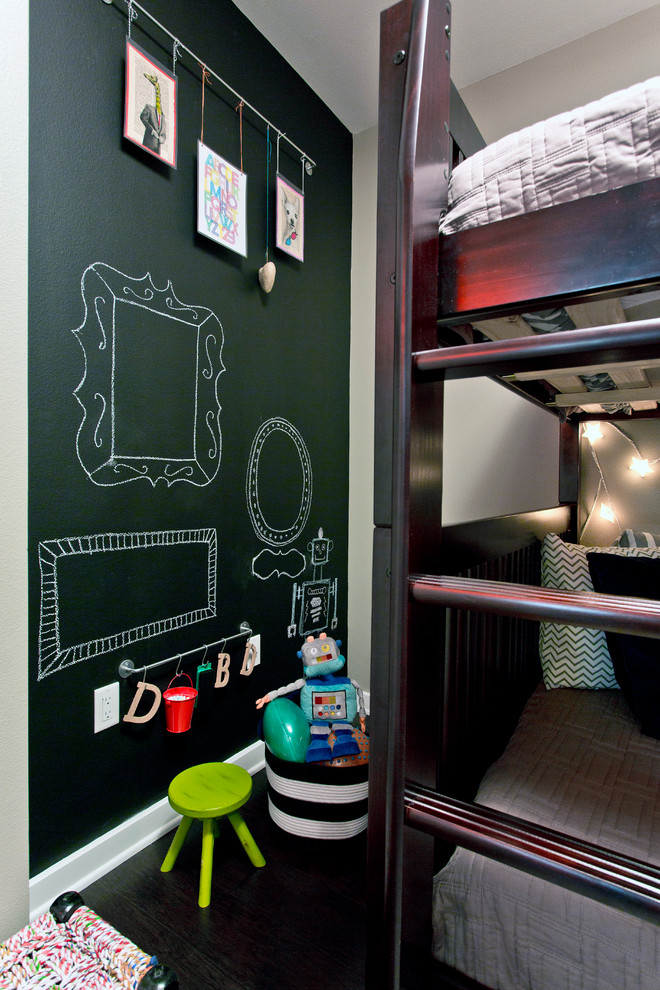 Immagine di una piccola cameretta da letto da 4 a 10 anni design con pareti nere e parquet scuro