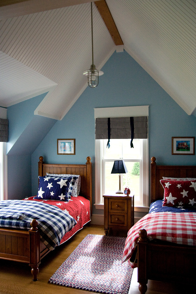 Imagen de dormitorio infantil de 4 a 10 años clásico con paredes azules y suelo de madera en tonos medios