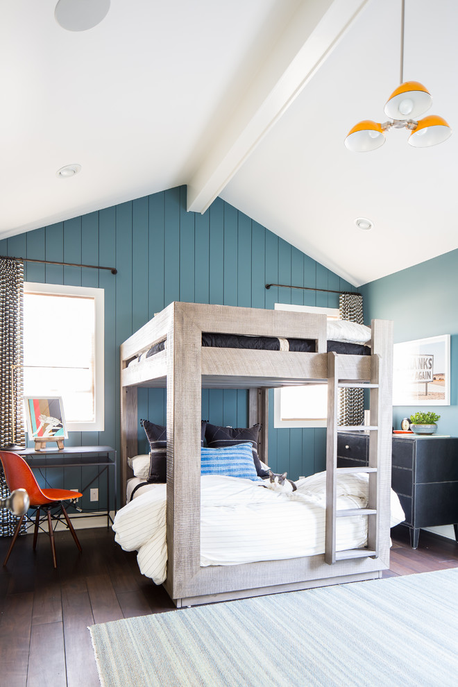 Modelo de dormitorio infantil campestre con paredes verdes, suelo de madera en tonos medios y suelo marrón