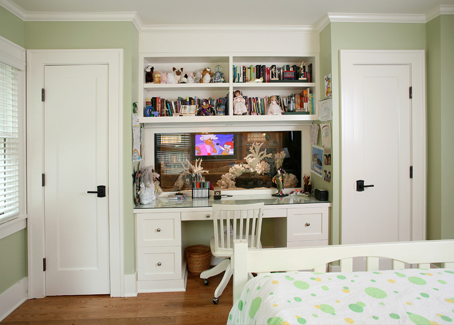 Idéer för ett mellanstort klassiskt könsneutralt barnrum kombinerat med sovrum och för 4-10-åringar, med mellanmörkt trägolv och gröna väggar