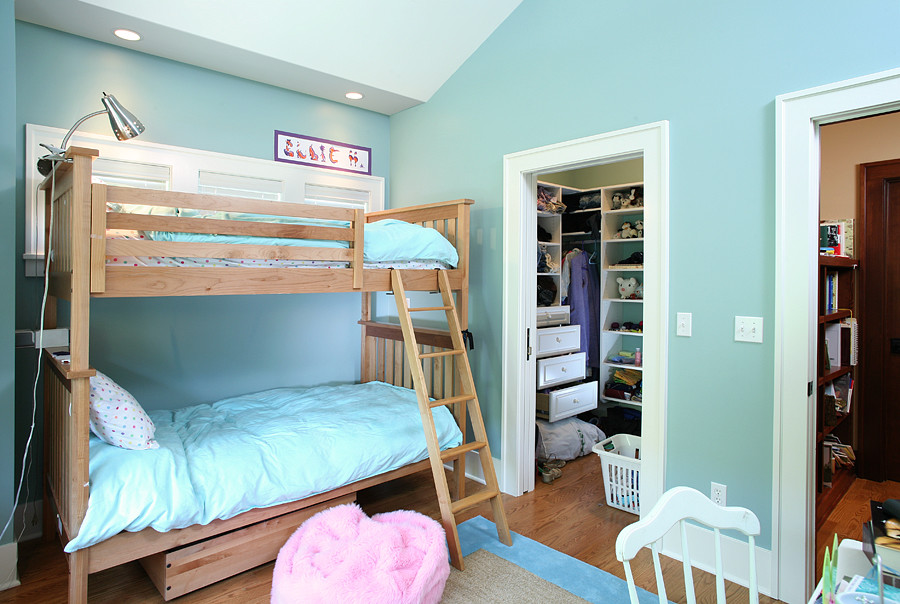 Bild på ett mellanstort vintage flickrum kombinerat med sovrum och för 4-10-åringar, med mellanmörkt trägolv och blå väggar