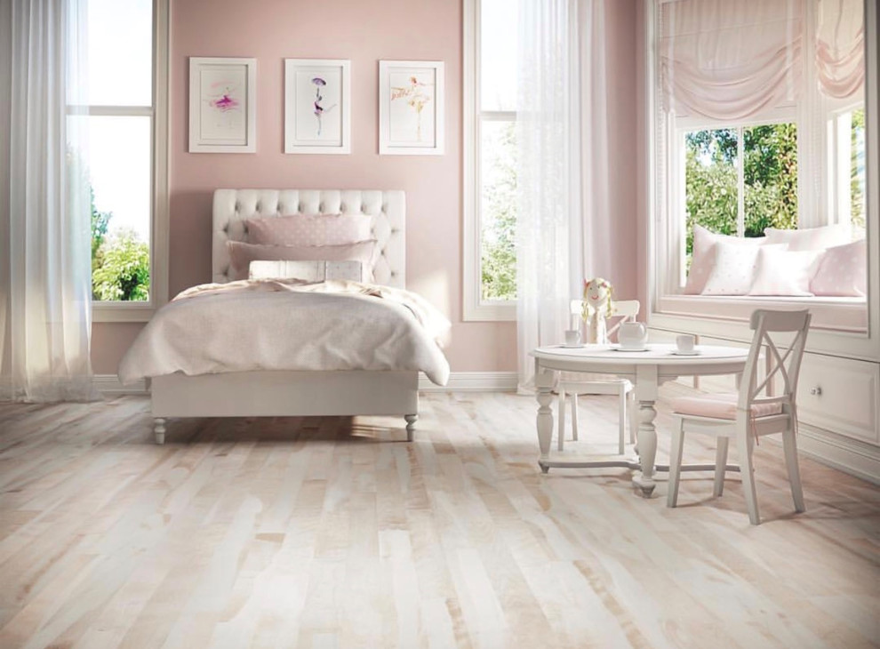 Idéer för vintage barnrum, med rosa väggar, ljust trägolv och lila golv