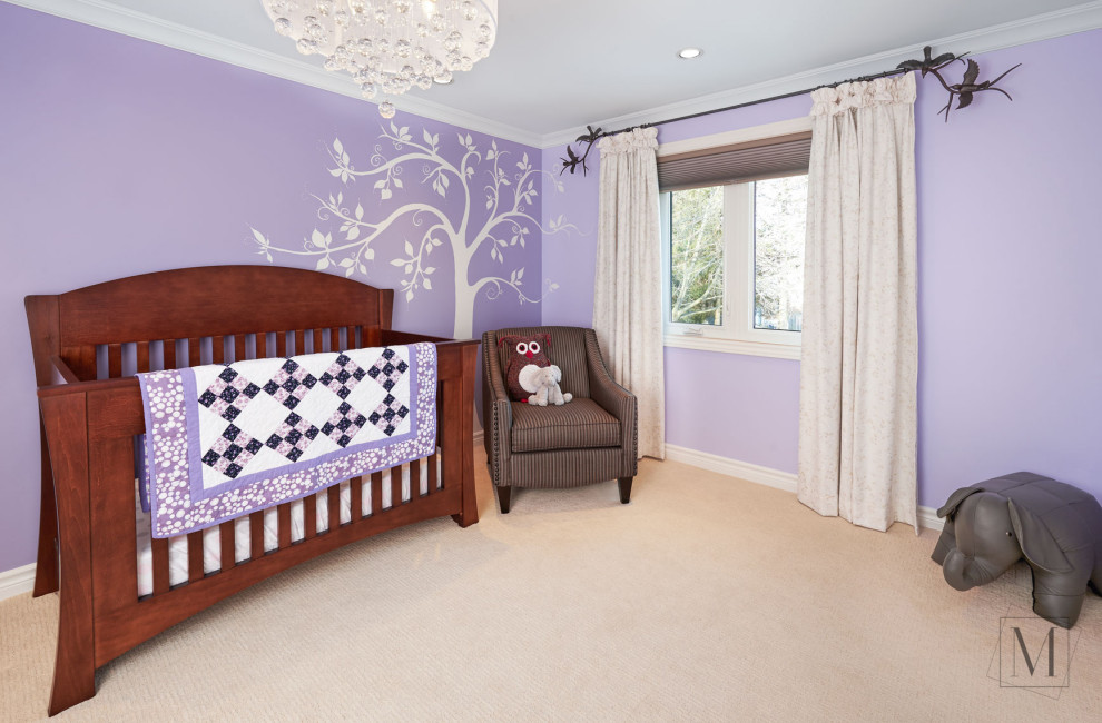 Immagine di una cameretta per bambini da 4 a 10 anni classica di medie dimensioni con pareti viola e moquette