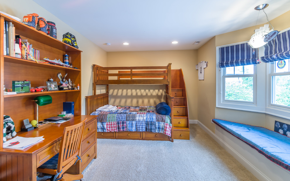 Exempel på ett litet klassiskt barnrum kombinerat med sovrum, med gula väggar, heltäckningsmatta och vitt golv