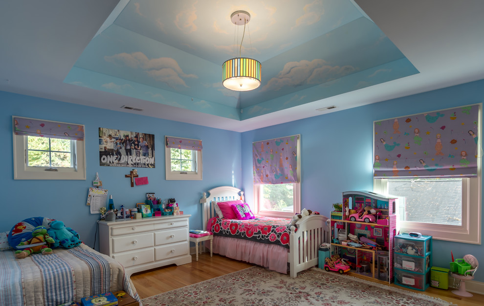 Cette image montre une petite chambre d'enfant de 4 à 10 ans traditionnelle avec un mur bleu, un sol en bois brun, un sol marron, un plafond décaissé et du papier peint.