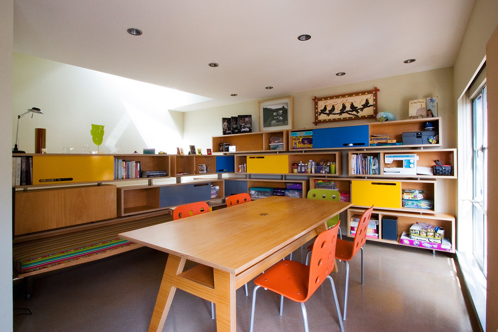 Neutrales Modernes Kinderzimmer mit Spielecke und beiger Wandfarbe in Los Angeles