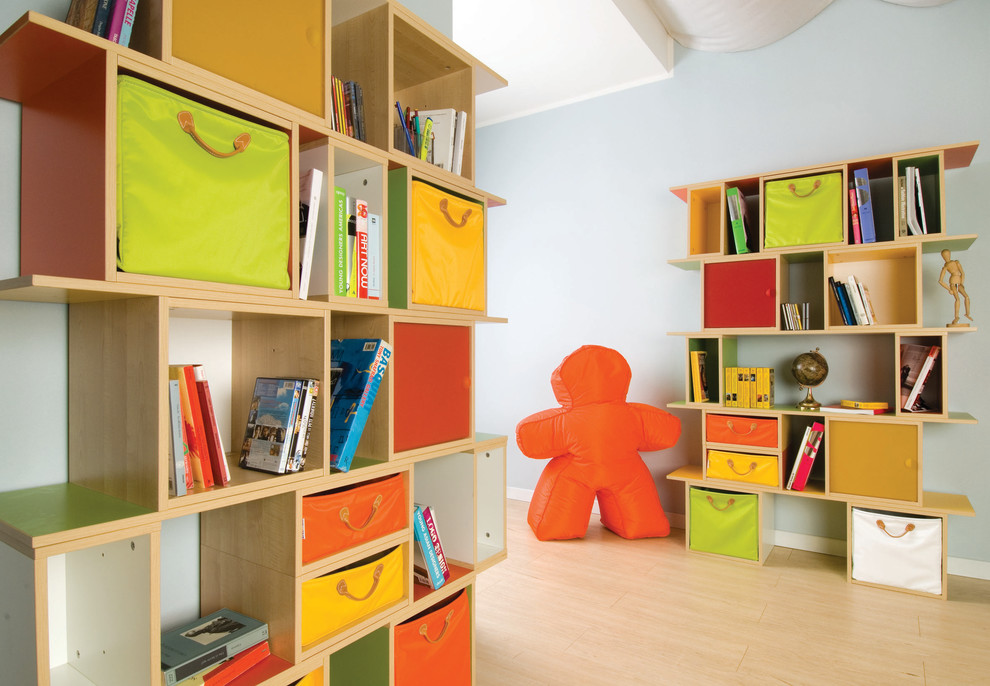 Imagen de habitación infantil unisex contemporánea con escritorio, paredes azules y suelo de madera clara