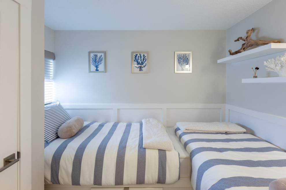 Свежая идея для дизайна: маленькая нейтральная детская в морском стиле с спальным местом, серыми стенами, полом из керамической плитки, серым полом и панелями на стенах для на участке и в саду, подростка - отличное фото интерьера