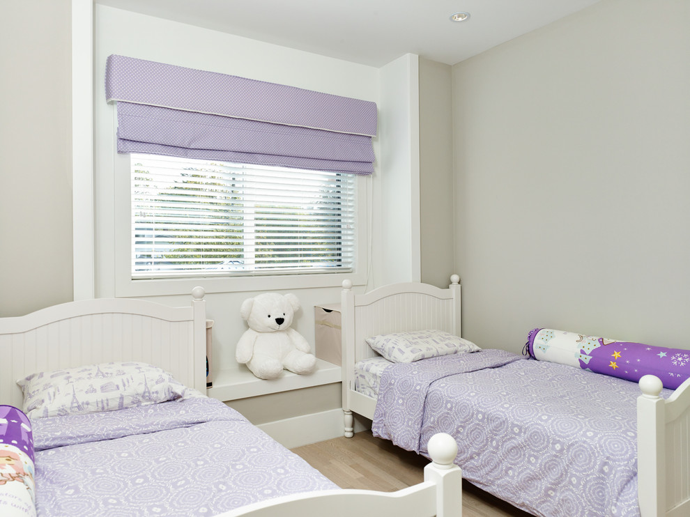 Foto de dormitorio infantil contemporáneo con paredes grises y suelo de madera clara