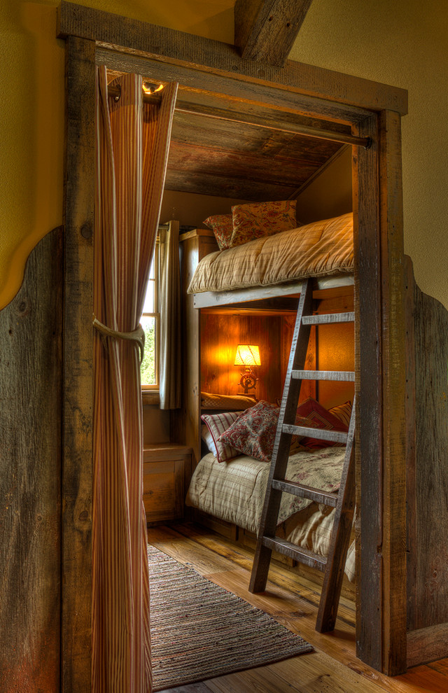 Inspiration pour une chambre d'enfant chalet avec un lit superposé.