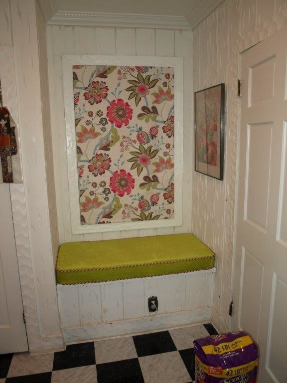 Cette image montre une grande chambre d'enfant de 4 à 10 ans style shabby chic avec un mur blanc et un sol en vinyl.