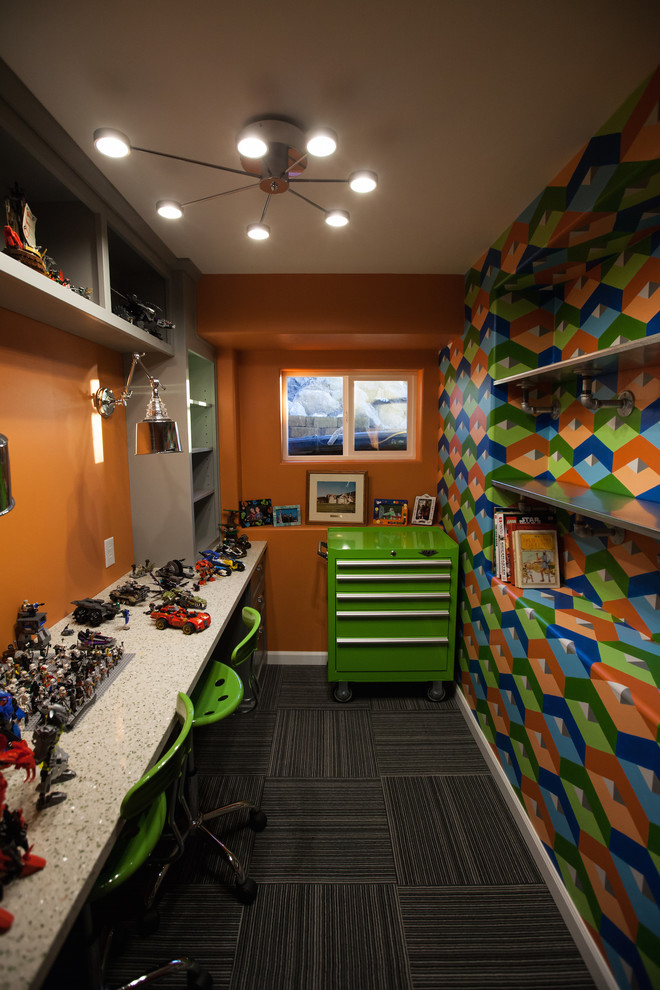 Kleines, Neutrales Eklektisches Kinderzimmer mit Spielecke, Teppichboden, bunten Wänden und grauem Boden in Seattle