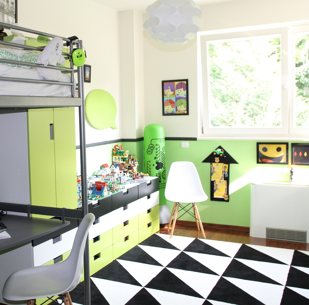 Immagine di una cameretta per bambini da 4 a 10 anni moderna di medie dimensioni con pareti multicolore e parquet scuro