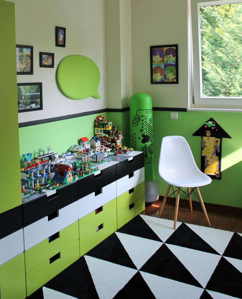Idéer för mellanstora funkis pojkrum kombinerat med lekrum och för 4-10-åringar, med heltäckningsmatta och flerfärgade väggar