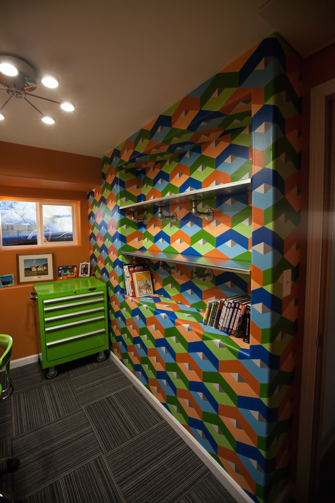 Kleines, Neutrales Stilmix Kinderzimmer mit Spielecke, Teppichboden, bunten Wänden und grauem Boden in Seattle