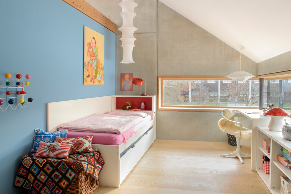 Пример оригинального дизайна: детская в современном стиле с спальным местом, синими стенами и светлым паркетным полом для ребенка от 4 до 10 лет, девочки