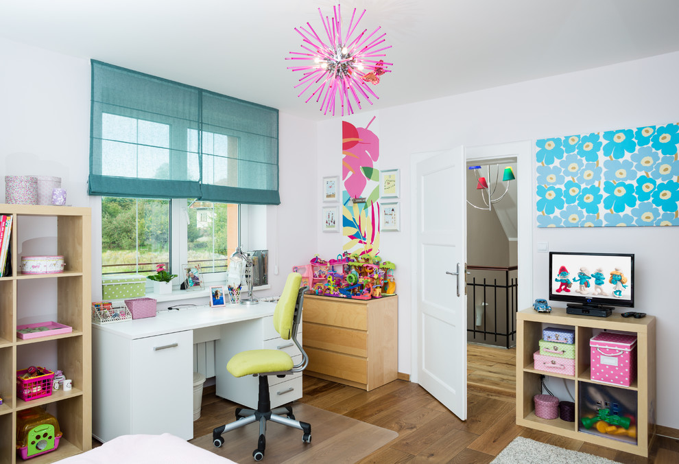 Idéer för eklektiska flickrum kombinerat med skrivbord och för 4-10-åringar, med vita väggar och mellanmörkt trägolv